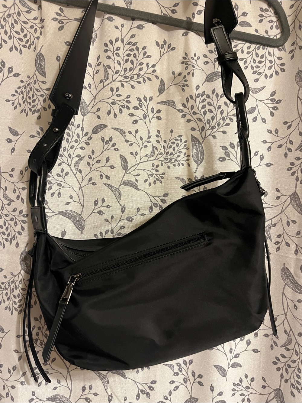 Black Women's Shoulder Bag - Sleek Everyday Crossbody